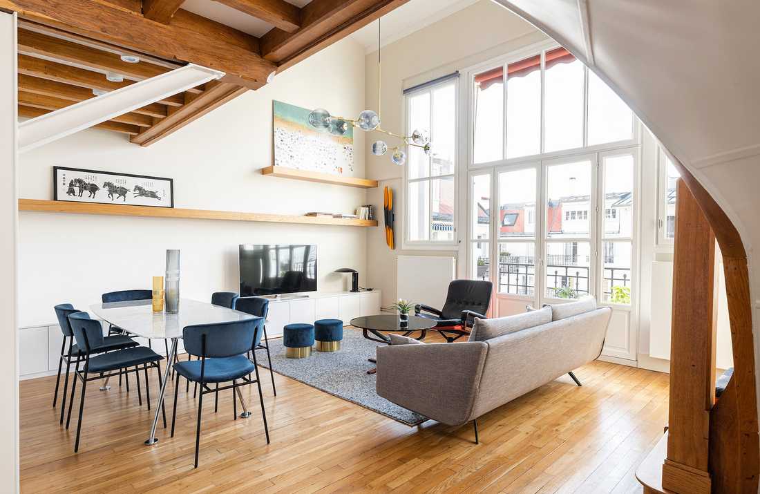 Rénovation d'un appartement atelier artiste - le séjour avec table et canapé