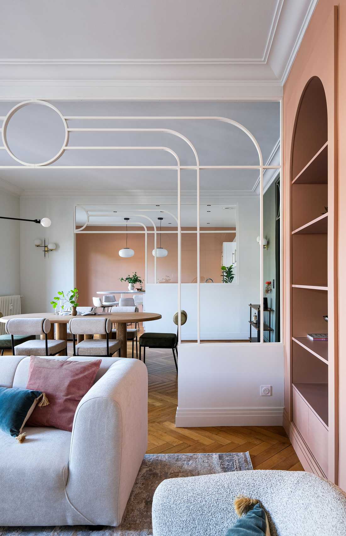 Un architecte d'intérieur à Montpellier aménage la pièce de vie d'un appartement ancien