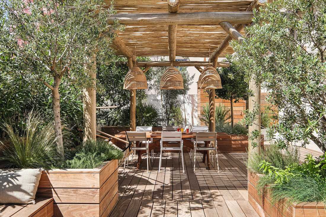 Aménagement d'une terrasse en bois par un jardinier paysagiste à Montpellier