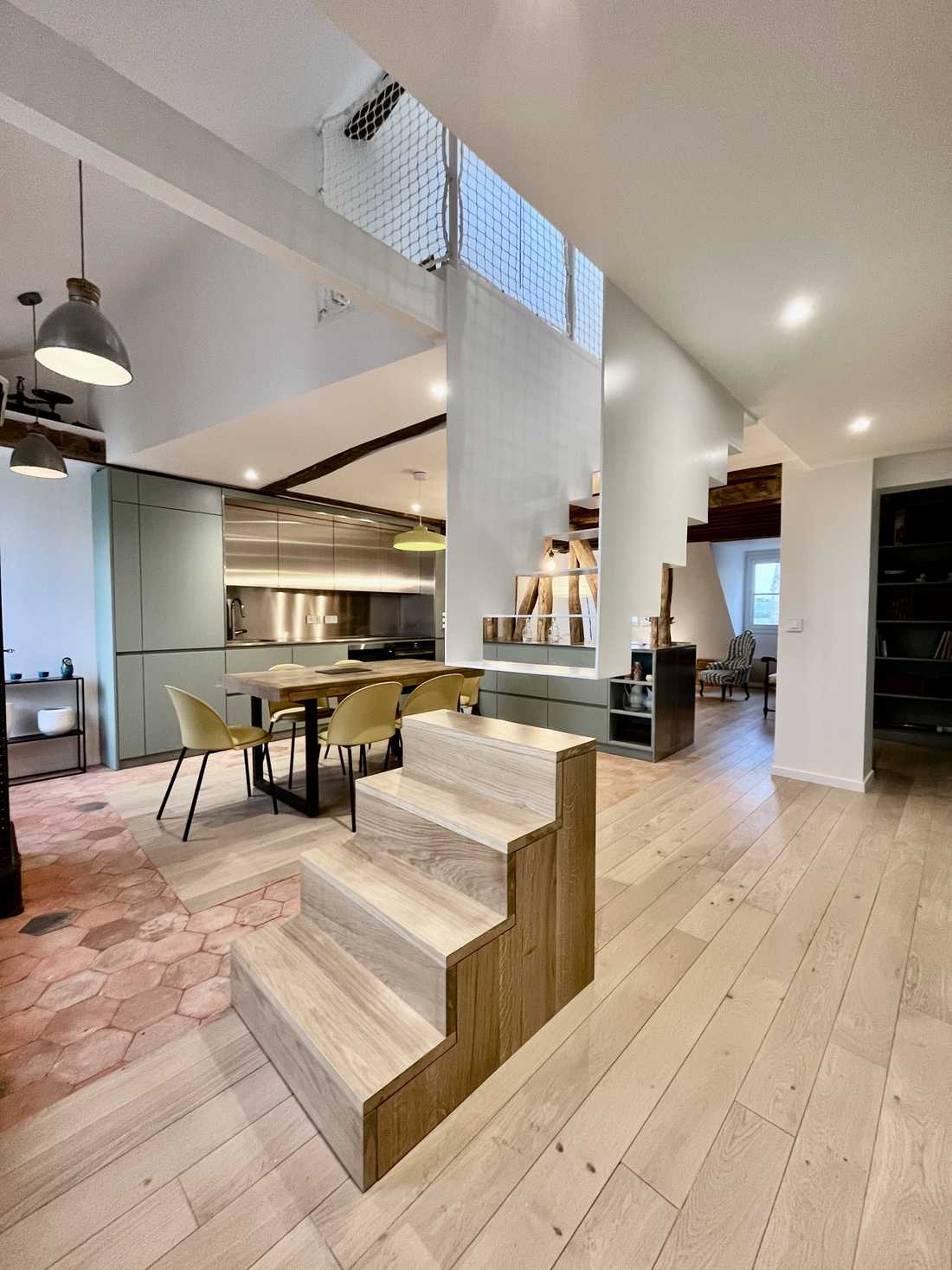 Vue de l'escalier flottant dans un duplex