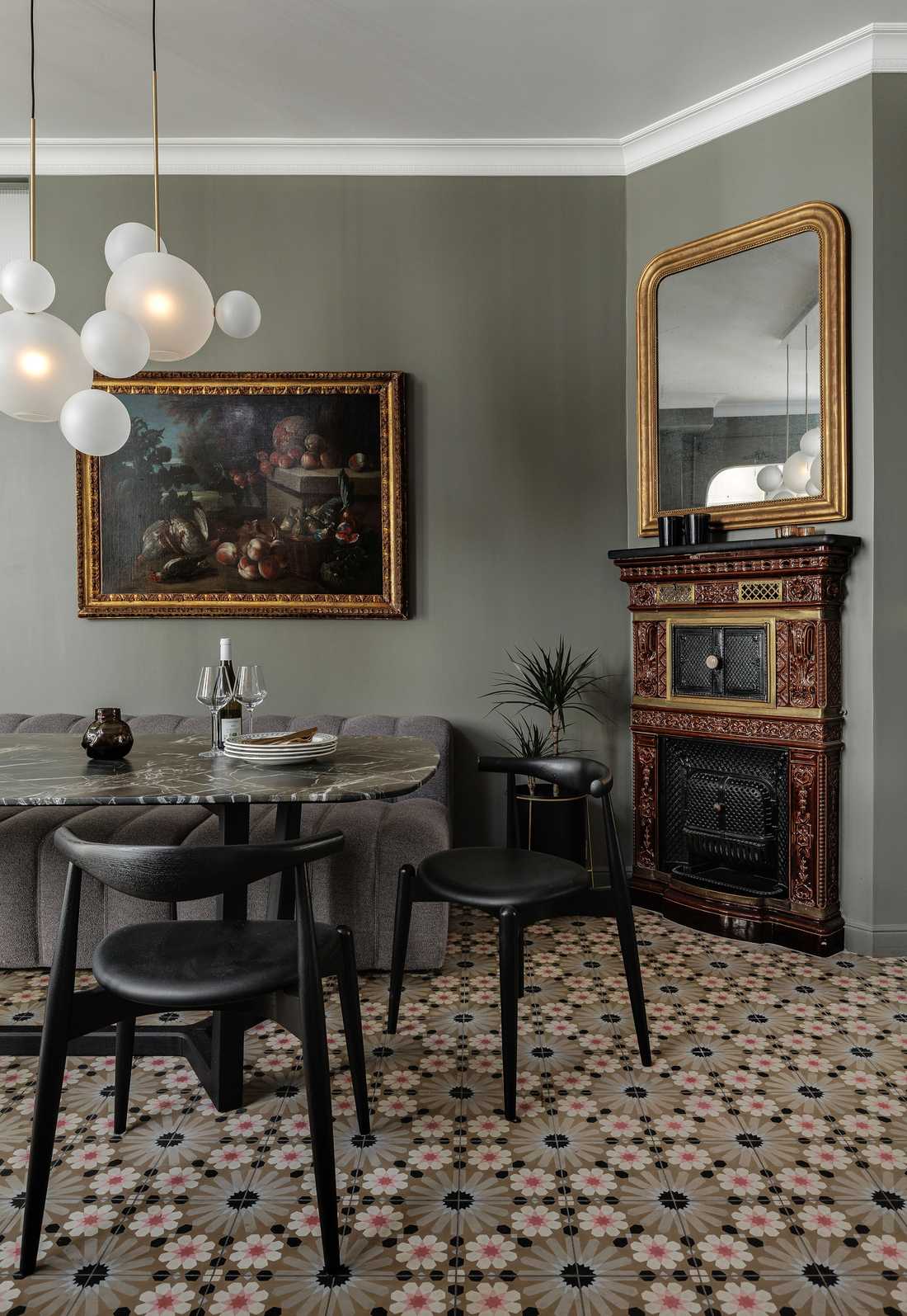 Salle a manger avec cheminée ancienne rénovée par un architecte d'intérieur dans l'Hérault