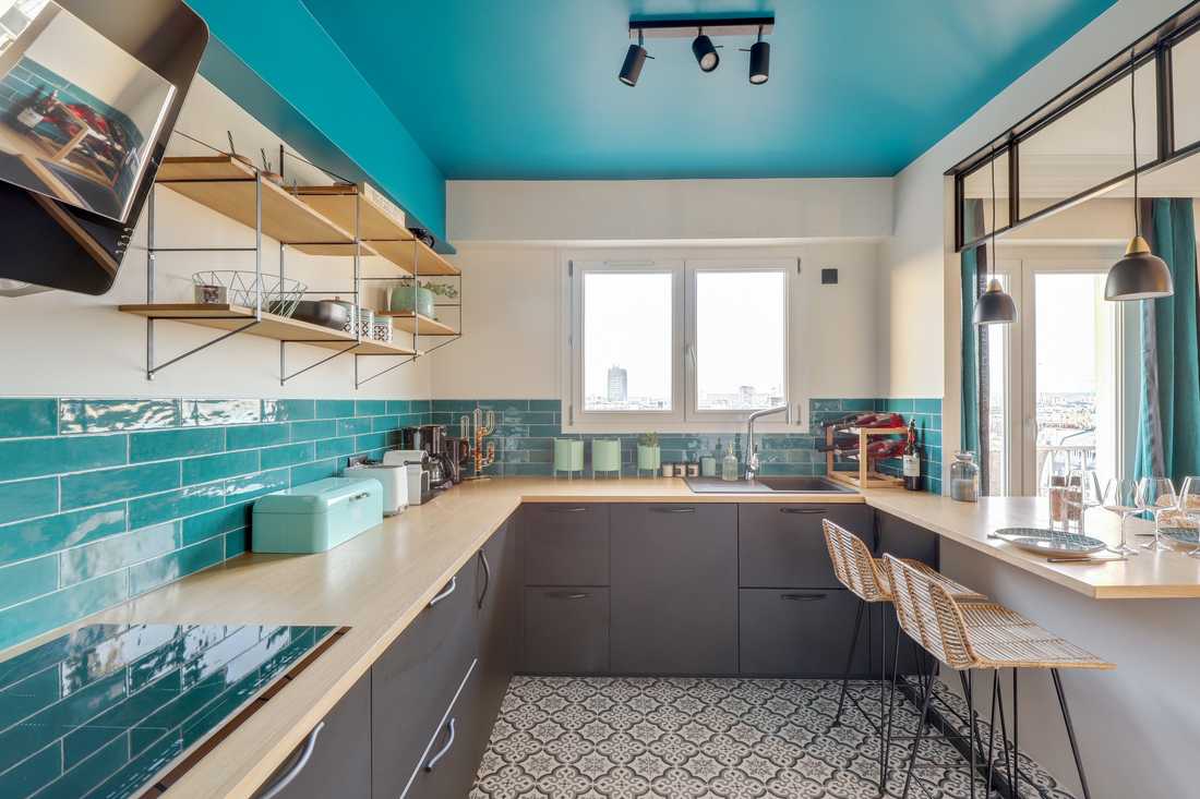 Plan de travail de la cuisine d'un appartement rénové par un architecte dans l'Hérault