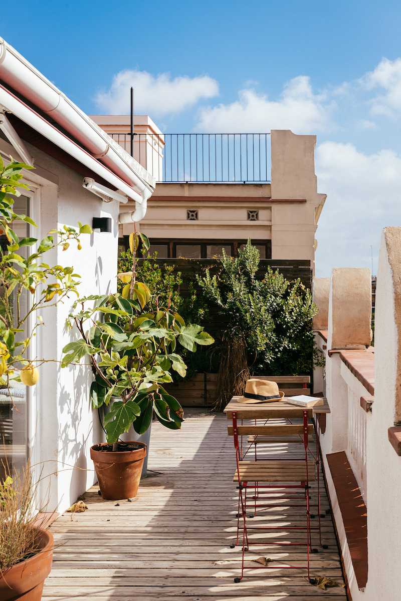 Aménagement d'un toit-terrasse en bois - terrasse côté balcon avec transat