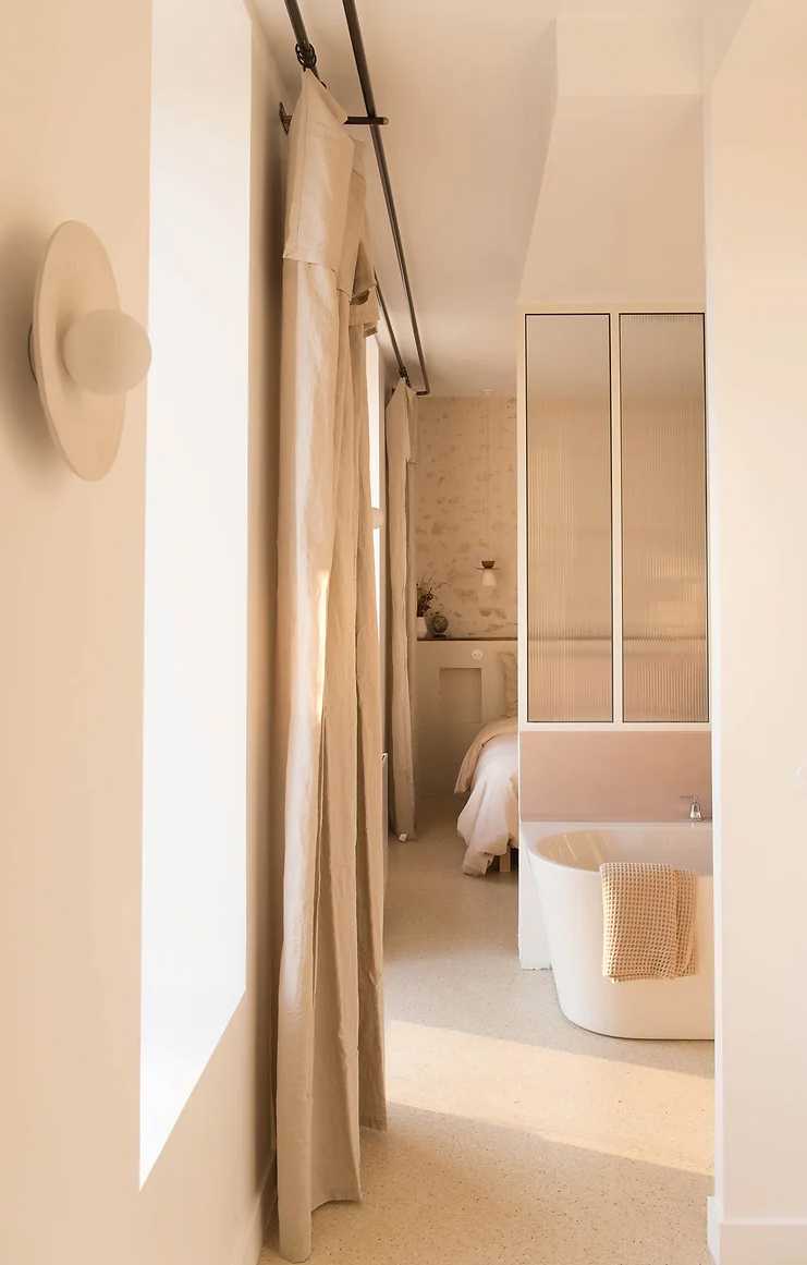 Suite parentale avec salle de bain après travaux de décoration intérieure