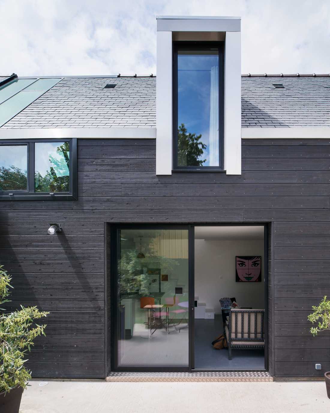 Extension avec bardage bois anthracite conçu par un architecte dans l'Hérault