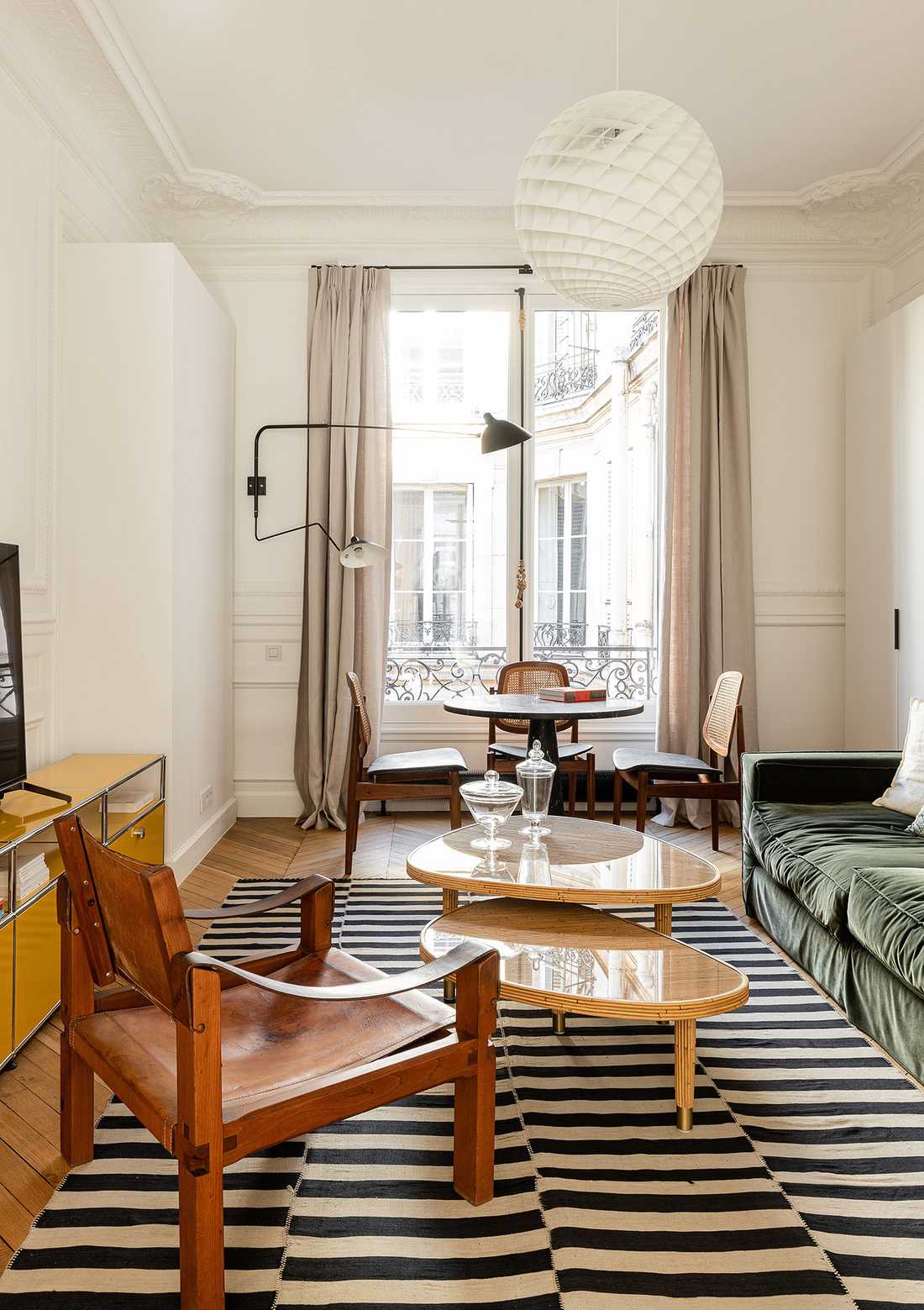 Living room decoration designed by a interior designer as part of an interior makeover