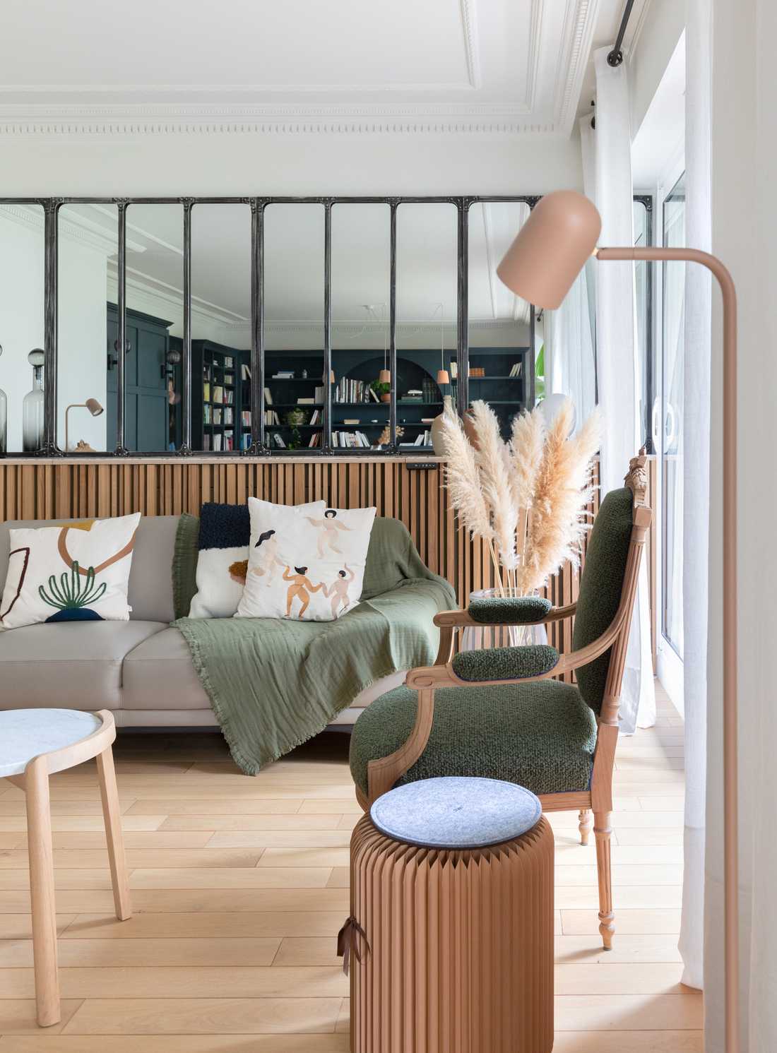 Séparation entre un salon et une cuisine avec une verrière conçue par un décorateur d'intérieur en Occitanie