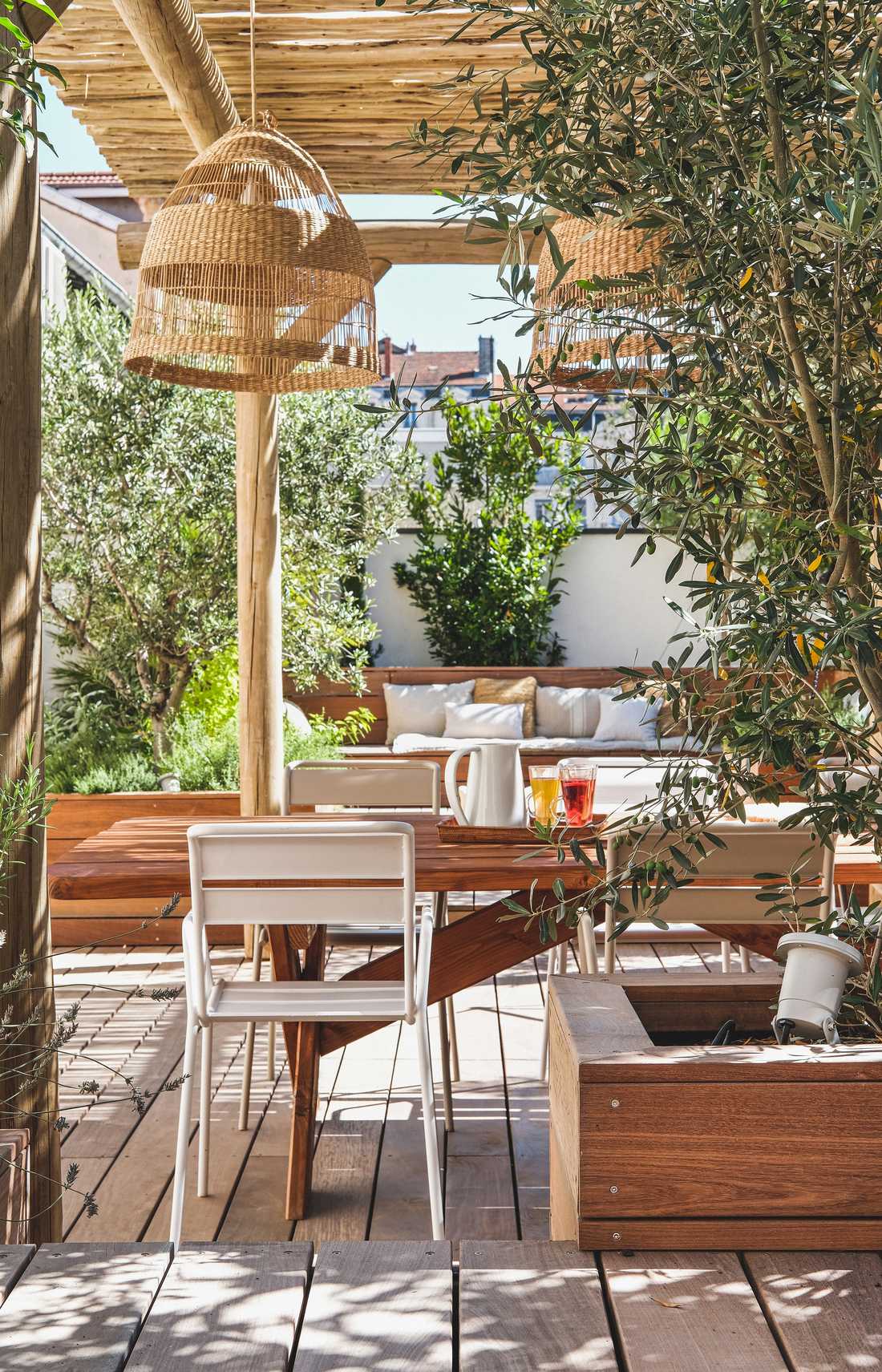 Terrasse en bois dans un appartement à Montpellier conçu par un jardinier paysagiste