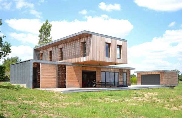 Réalisation d'une maison individuelle contemporaine avec bois et béton dans un esprit Loft par un architecte à Montpellier.