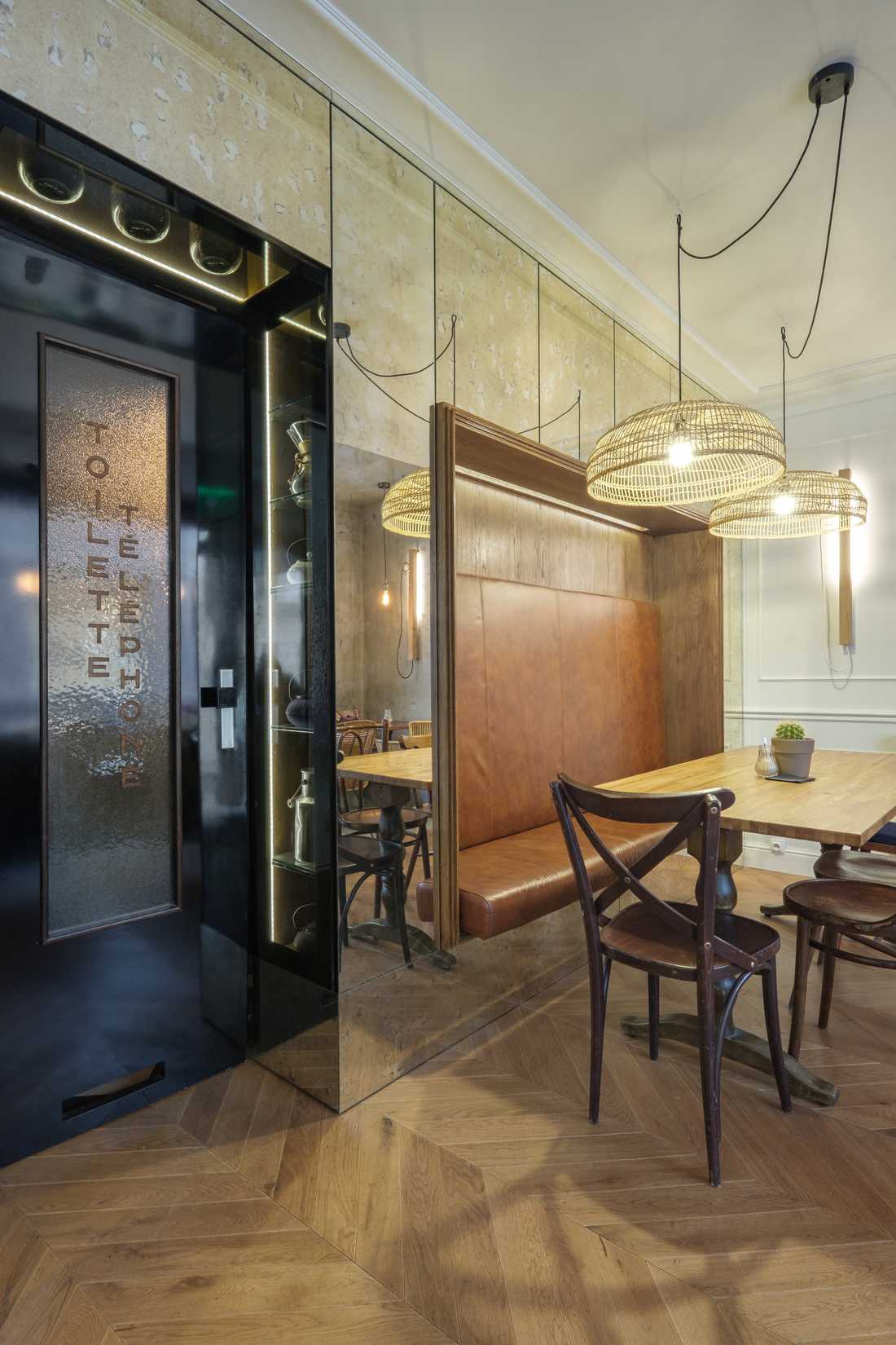 Porte toilettes et téléphone dans un authenthique café parisien