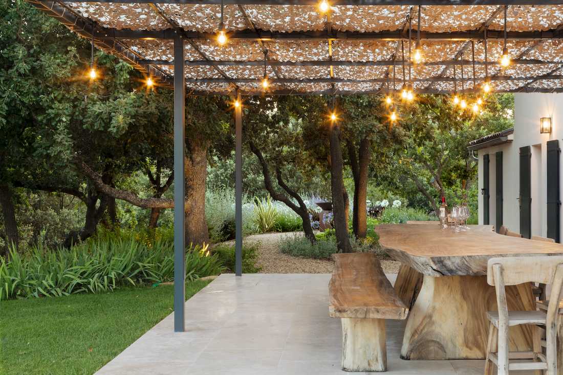 Jardin chic et authentique en Provence - la terrasse ombragée