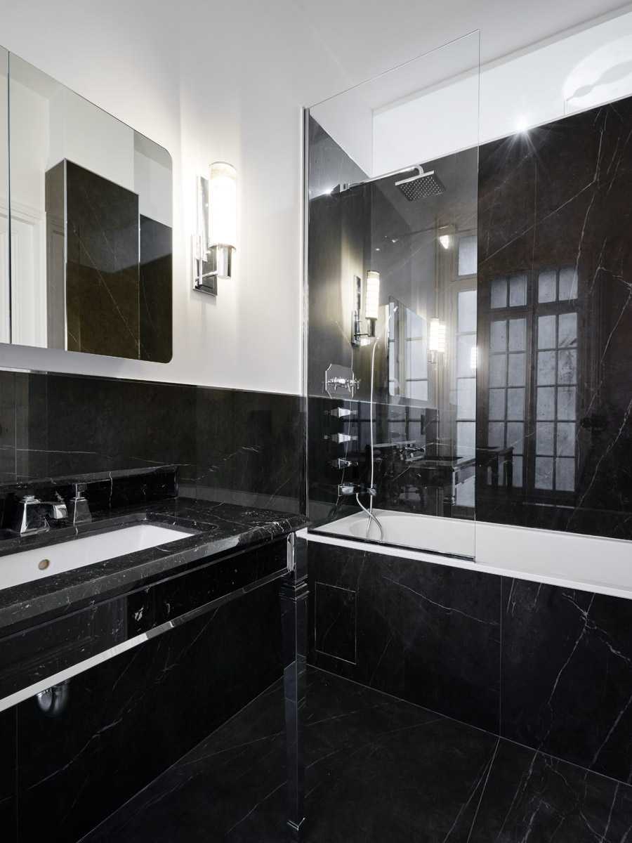Salle de bain noire design dans l'Hérault