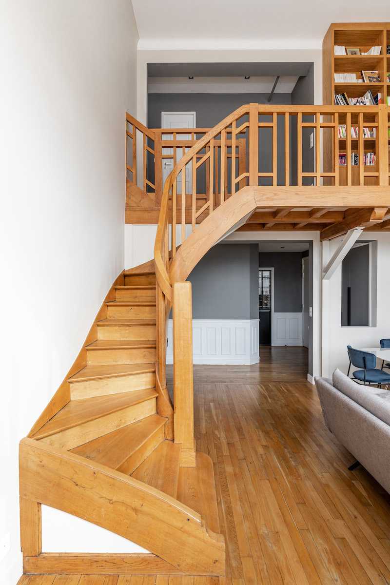 Rénovation d'un appartement atelier artiste - escalier en bois vers la mezzanine