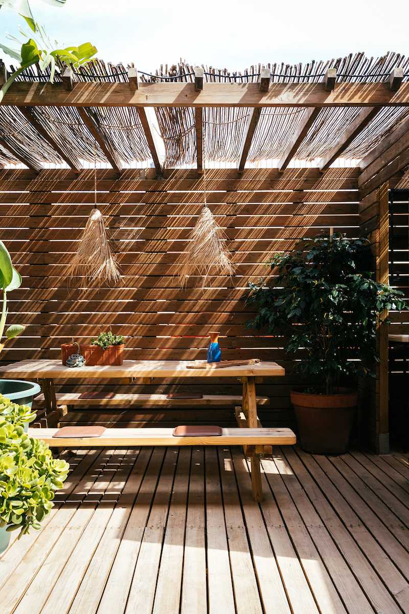 Aménagement d'un toit-terrasse en bois - la terrasse avec table ombragée